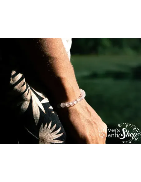 bracelet en pierre quartz rose pour l'amour à porter sur un poignet