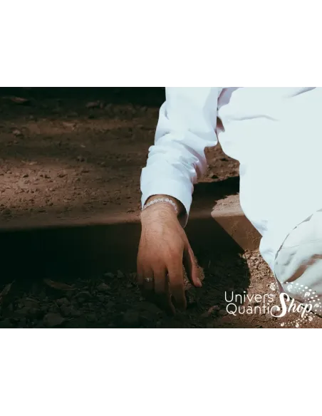 pierre d'amour, bracelet quartz rose 6mm porté sur un poignet d'homme