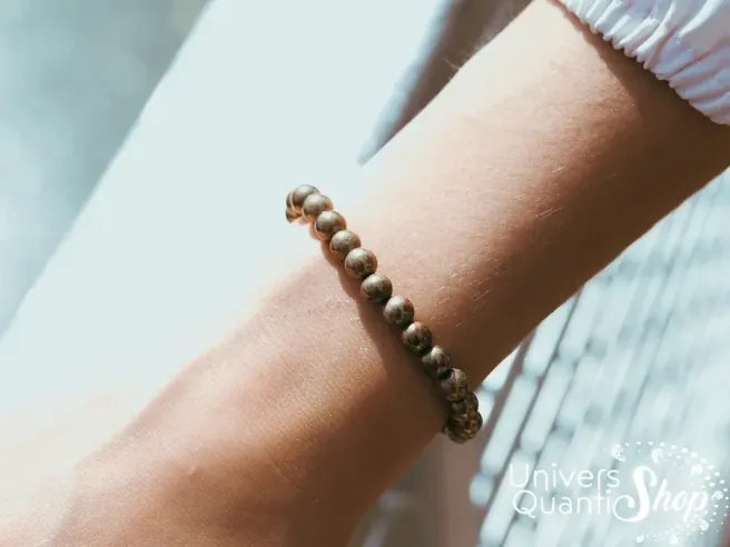 pyrite bienfaits, pierre couleur or bracelet boule 6mm porté sur un poignet de femme