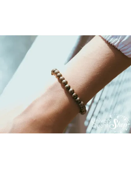 pyrite bienfaits, pierre couleur or bracelet boule 6mm porté sur un poignet de femme pyrite bienfaits, pierre couleur or bracelet boule 6mm porté sur un poignet de femme