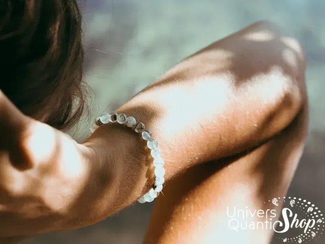 préhnite propriétés, bracelet en préhnite verte 6mm porté sur un poignet de femme