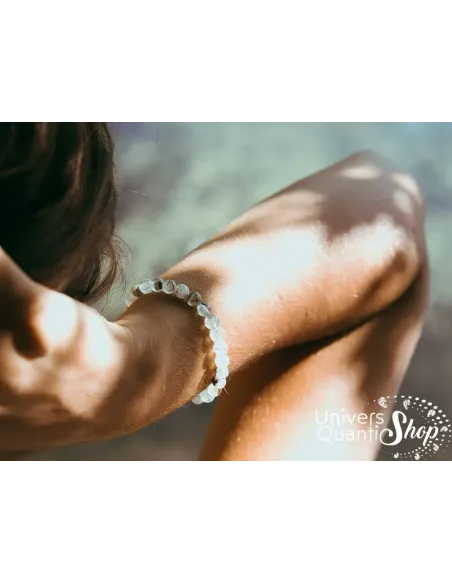 préhnite propriétés, bracelet en préhnite verte 6mm porté sur un poignet de femme préhnite propriétés, bracelet en préhnite verte 6mm porté sur un poignet de femme