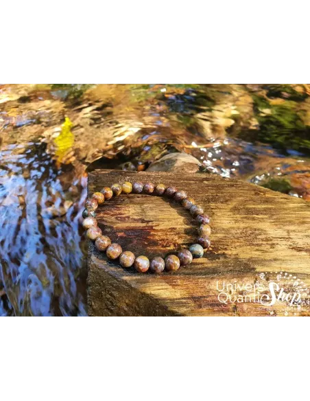 piétersite bracelet de namibie 06mm sur un plateau de bois au bord de l'eau piétersite bracelet de namibie 06mm sur un plateau de bois au bord de l'eau