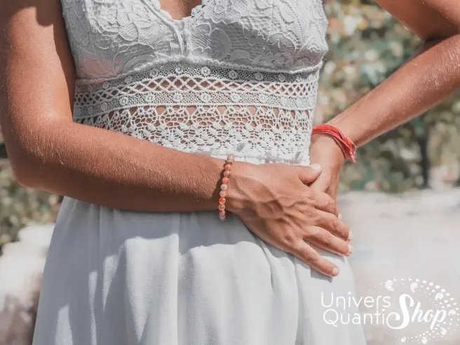 vraie pierre de soleil, bracelet pierre de soleil porté sur un poignet de femme