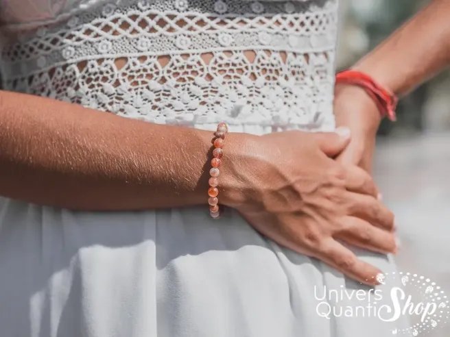 pierre de soleil signification, bracelet en pierre de soleil lithothérapie 6mm porté sur un poignet femme