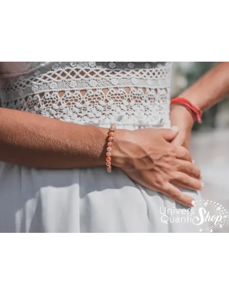 pierre de soleil signification, bracelet en pierre de soleil lithothérapie 6mm porté sur un poignet femme pierre de soleil signification, bracelet en pierre de soleil lithothérapie 6mm porté sur un poignet femme