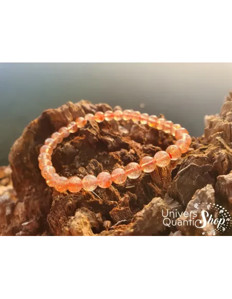 pierre de soleil bracelet 100% naturel 06mm posé sur du bois au bord de l'eau