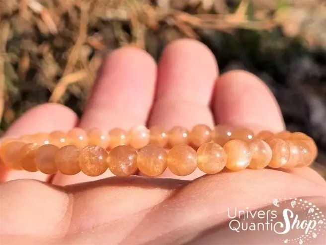 bracelet en pierre de soleil naturelle de qualité supérieur A+ zoomé sur une main