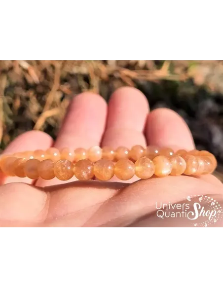 bracelet en pierre de soleil naturelle de qualité supérieur A+ zoomé sur une main