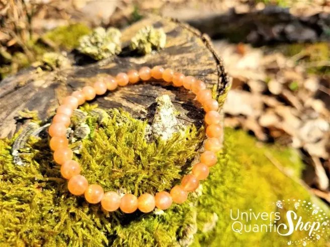 beau bracelet en pierre de soleil naturelle de qualité supérieur A+ sur de la mousse en forêt