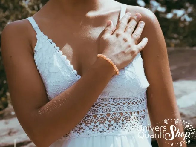pierre de soleil vertus, bracelet boule de 6mm porté sur un poignet de femme