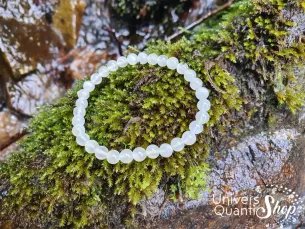 pierre de lune beige bracelet véritable 6mm sur de la mousse en forêt