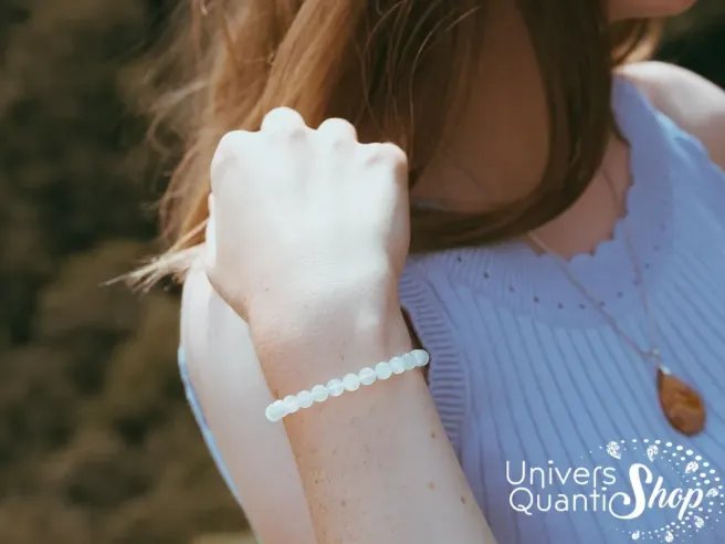 bracelet pierre de lune beige, pierre de féminité fait sur mesure porté au poignet par une femme