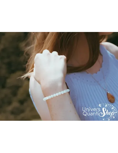 bracelet pierre de lune beige, pierre de féminité fait sur mesure porté au poignet par une femme