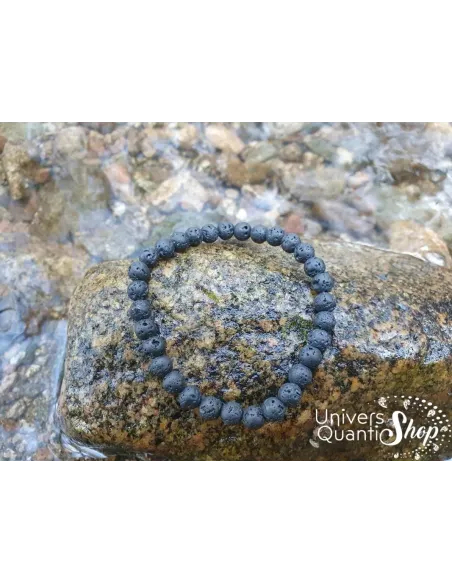 pierre de lave bracelet pierre volcanique noire 6mm posé sur un rocher