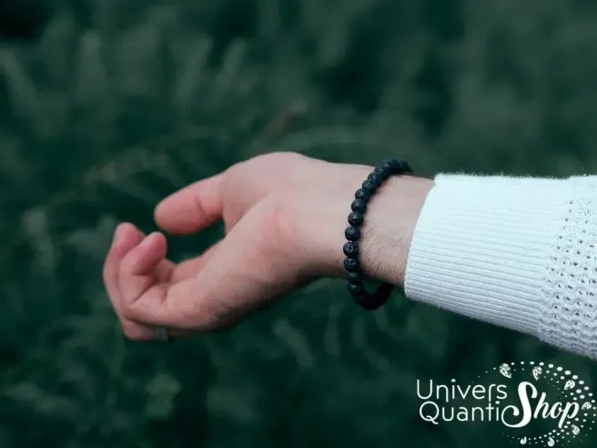 pierre de lave bracelet, pierre d'ancrage noire 6mm porté sur un poignet d'homme