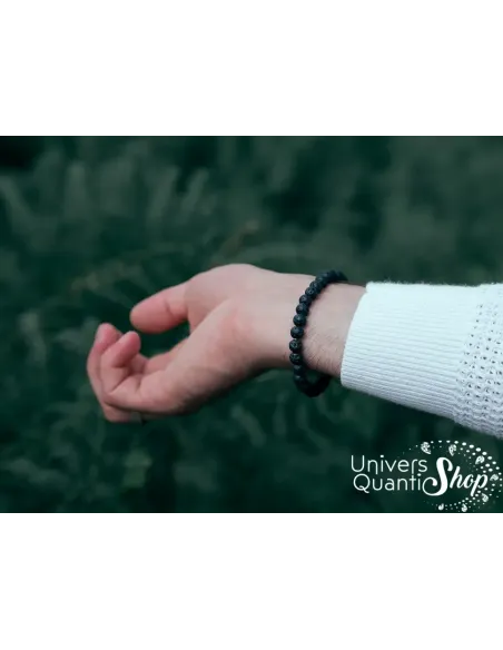 pierre de lave bracelet, pierre d'ancrage noire 6mm porté sur un poignet d'homme