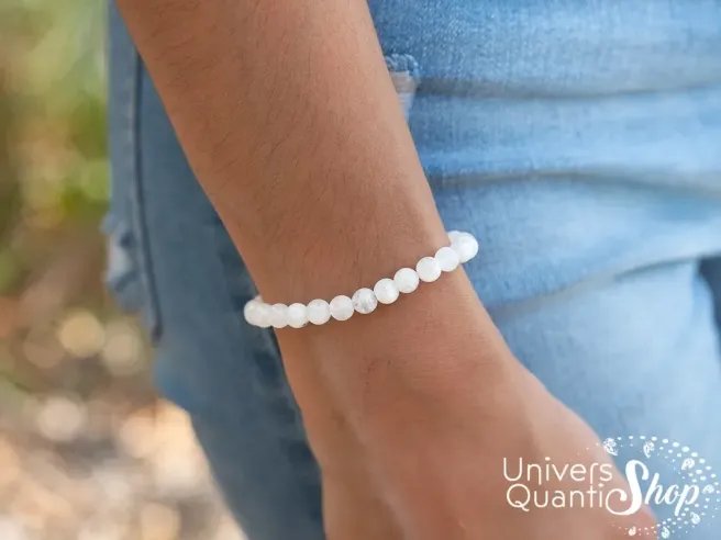 péristérite vertus bracelet pierre blanche 6mm, photo bracelet porté poignet femme