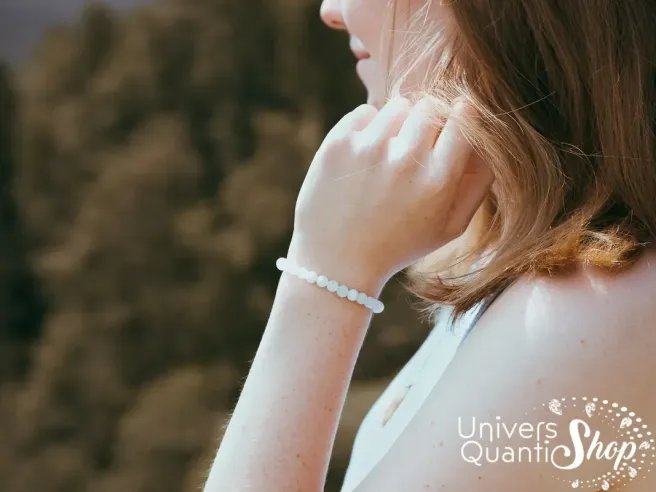 péristérite vertus bracelet pierre véritable porté sur un poignet de femme