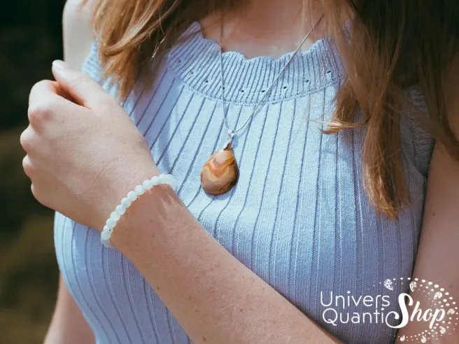 bracelet péristérite blanche pour femme porté au poignet