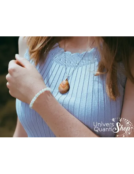 bracelet péristérite blanche pour femme porté au poignet bracelet péristérite blanche pour femme porté au poignet