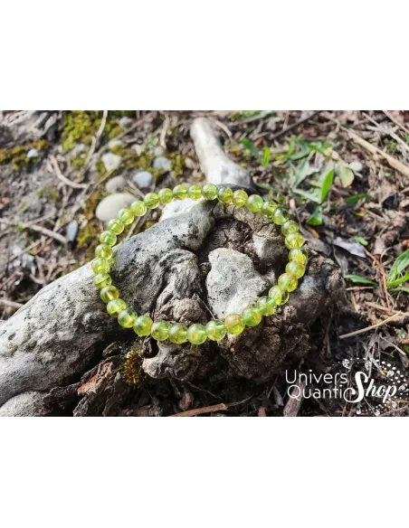 péridot bracelet pierre naturelle verte 06mm sur un morceau de bois en nature