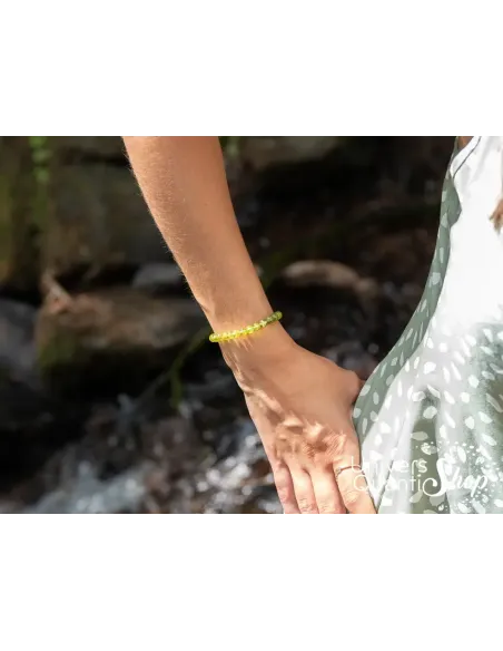 péridot pouvoir en lithothérapie bracelet 6mm porté sur un poignet de femme