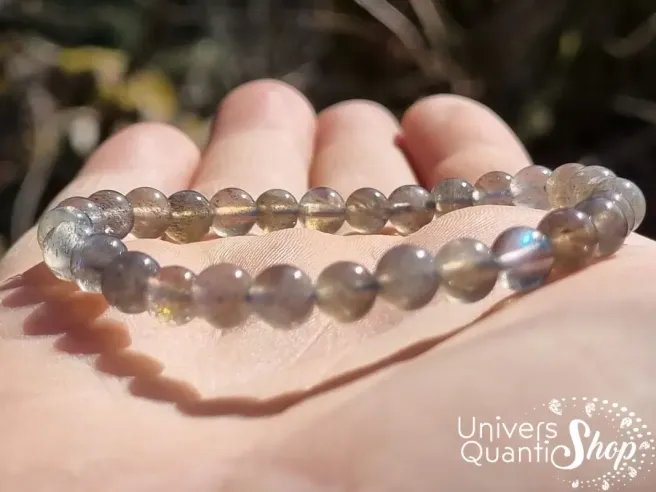 bracelet labradorite extra qualité AAA 6mm zoomé sur une main