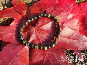 oeil de faucon bracelet pierre naturelle gris bleu 6mm sur une feuille rouge