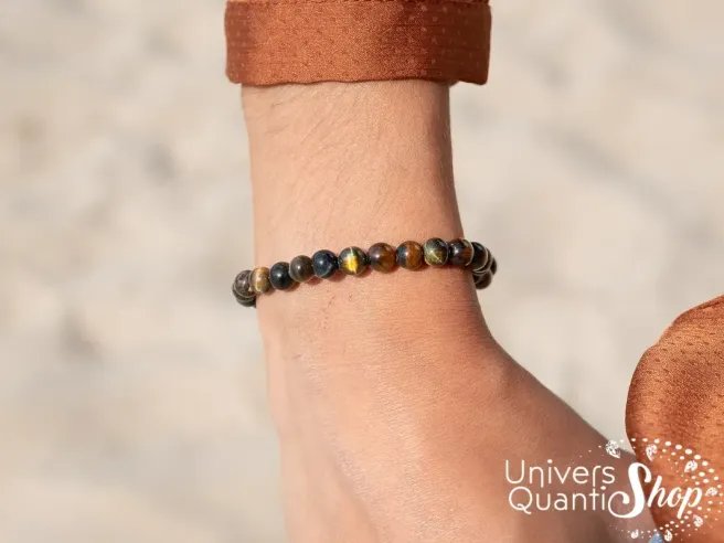 oeil de faucon bracelet protection pour femme porté sur un poignet droit