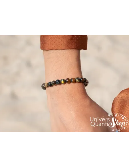 oeil de faucon bracelet protection pour femme porté sur un poignet droit oeil de faucon bracelet protection pour femme porté sur un poignet droit