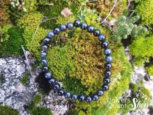 oeil de faucon protection puissante bracelet 06mm posé sur de la mousse