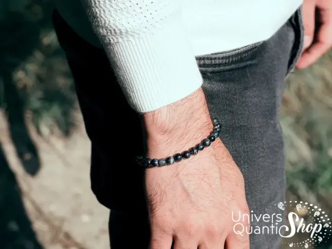 œil de faucon protection, bracelet oeil de faucon homme porté au poignet droit