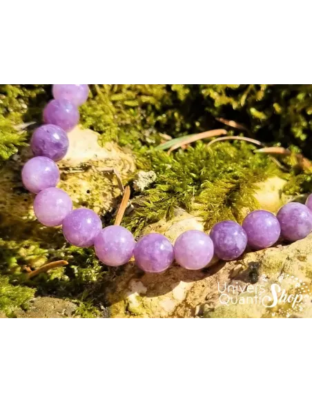 bracelet en lépidolite de qualité supérieur AA posé dans une forêt bracelet en lépidolite de qualité supérieur AA posé dans une forêt