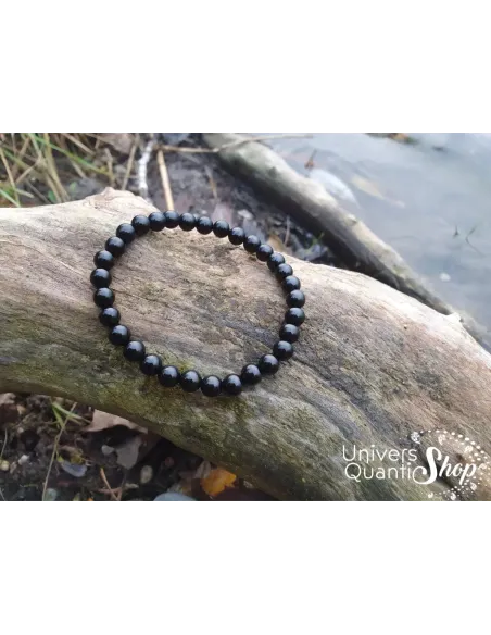 obsidienne noire bracelet pierre fine noire 6mm posé sur un arbre au bord de l'eau obsidienne noire bracelet pierre fine noire 6mm posé sur un arbre au bord de l'eau