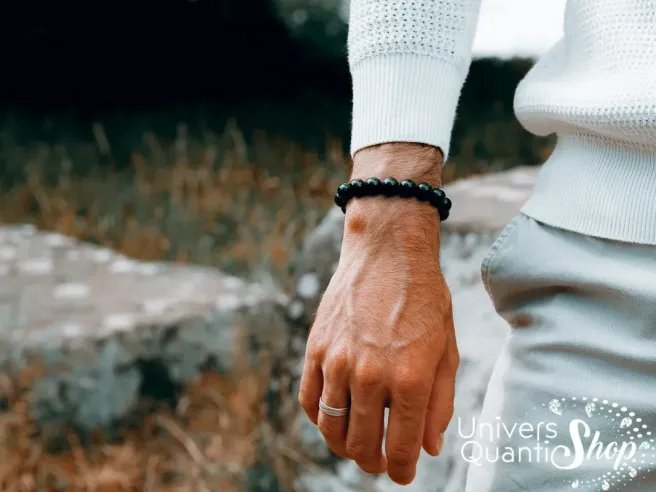 obsidienne noire bienfaits pierre noire de protection bracelet porté sur un poignet d'homme