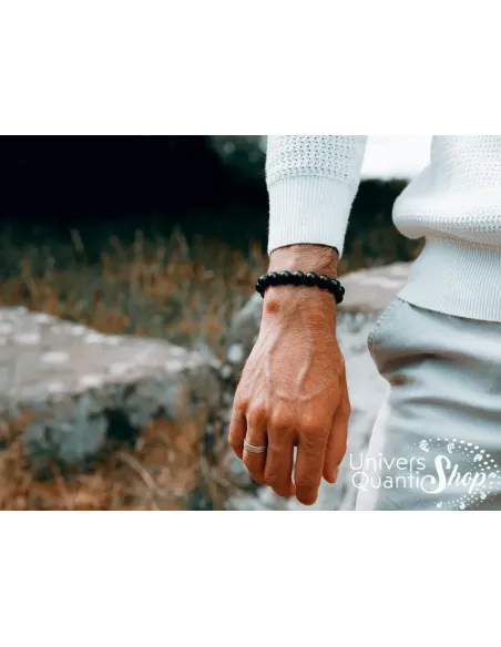 obsidienne noire bienfaits pierre noire de protection bracelet porté sur un poignet d'homme obsidienne noire bienfaits pierre noire de protection bracelet porté sur un poignet d'homme