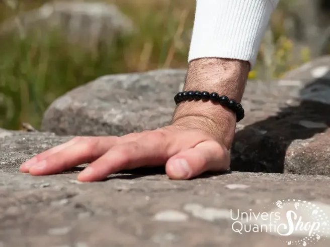 obsidienne noire bracelet protection homme fait sur mesure porté sur un poignet