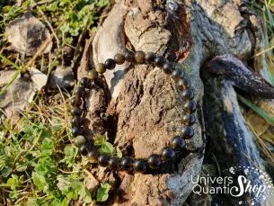 obsidienne dorée bracelet pierre naturelle dorée 6mm posé sur une racine d'arbre