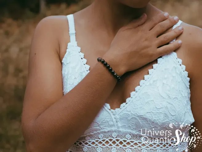 obsidienne dorée protection bracelet 6mm porté sur un poignet de femme