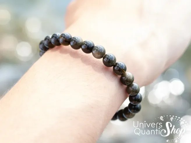 obsidienne dorée bracelet de protection femme porté sur le poignet droit vue zoom