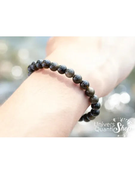 obsidienne dorée bracelet de protection femme porté sur le poignet droit vue zoom