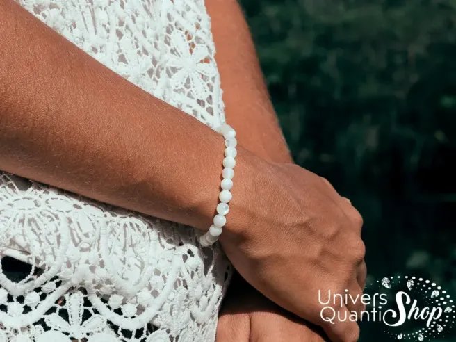 nacre bracelet vertus en lithothérapie 6mm porté sur un poignet de femme