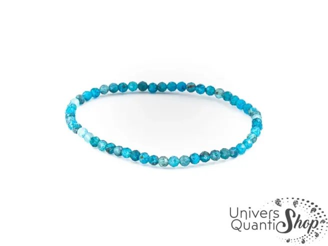 Bracelet apatite bleue facetté 4mm qualité AA sur un fond blanc