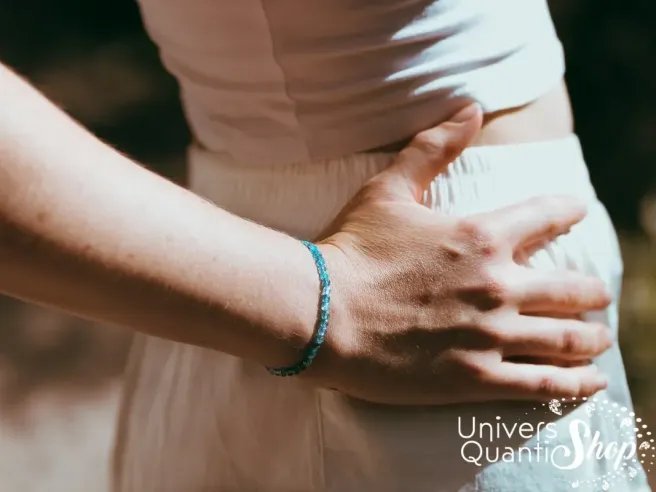 bracelet apatite bleue propriétés en lithothérapie, photo bracelet porté sur une femme au poignet