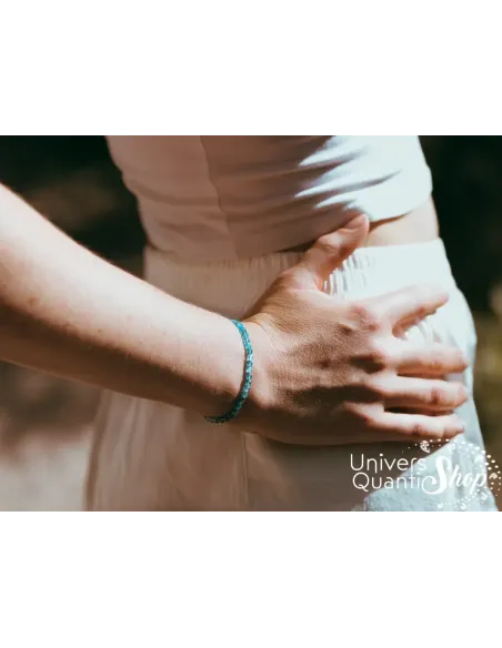bracelet apatite bleue propriétés en lithothérapie, photo bracelet porté sur une femme au poignet bracelet apatite bleue propriétés en lithothérapie, photo bracelet porté sur une femme au poignet