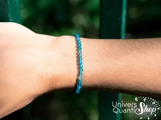 apatite bleue bracelet vue zoom sur bracelet facetté 4mm sur un poignet de femme