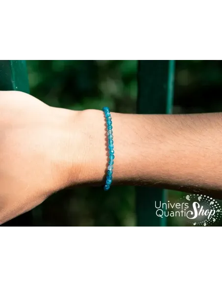 apatite bleue bracelet vue zoom sur bracelet facetté 4mm sur un poignet de femme apatite bleue bracelet vue zoom sur bracelet facetté 4mm sur un poignet de femme