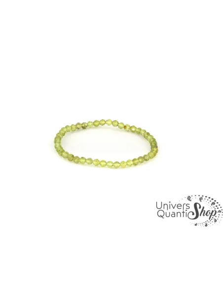 péridot bracelet signification en lithothérapie, bracelet olivine facetté 4mm sur fond blanc péridot bracelet signification en lithothérapie, bracelet olivine facetté 4mm sur fond blanc