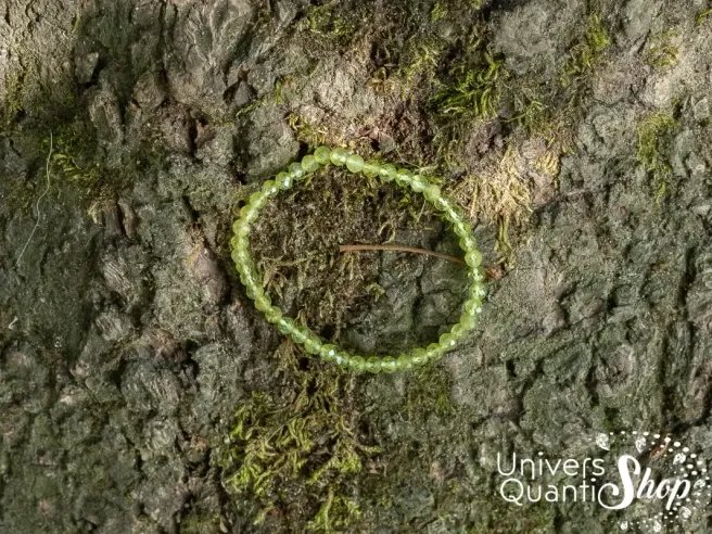 péridot bracelet pierre verte facetté 4mm sur un arbre vue du dessus